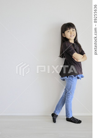Elementary school girl with arms crossed (7 years old) Elementary school girl with arms crossed (7 years old) 89255636
