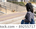 上樓梯的女高中生 89255717