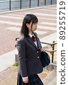 上樓梯的女高中生 89255719
