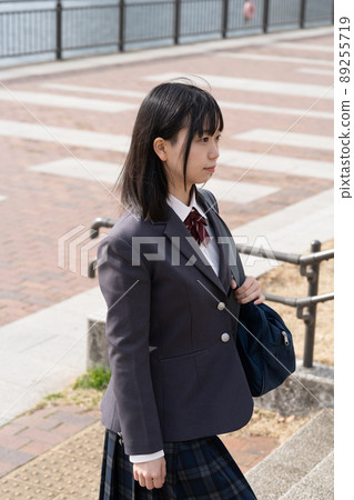 上樓梯的女高中生 上樓梯的女高中生 89255719
