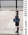 仰望長廊的女高中生 89255723