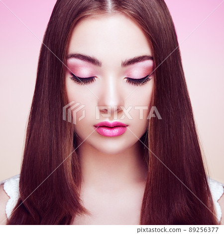 Beautiful woman face 89256377