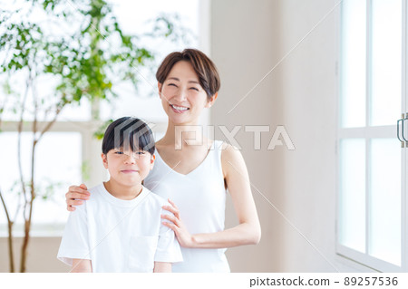 站在窗邊的父子（母子） 89257536