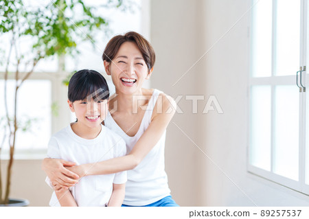 站在窗邊的父子(母子) 站在窗邊的父子(母子) 89257537