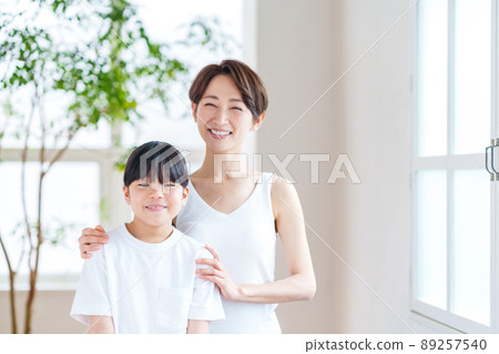 站在窗邊的父子（母子） 89257540