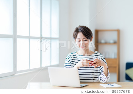 遠程工作期間休息的中產婦女 遠程工作期間休息的中產婦女 89257678