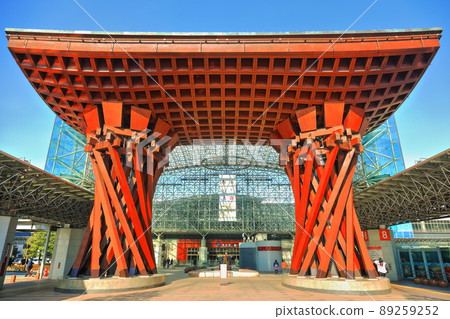 [Ishikawa Prefecture] Kanazawa Station East Exit (Tsumi-mon Gate) under clear skies 89259252
