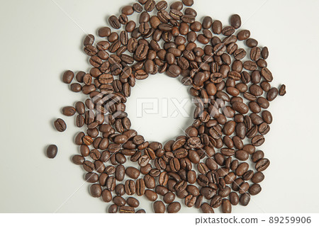 coffee beans close-up. roasted coffee beans on a white background. coffee beans close-up. roasted coffee beans on a white background. 89259906