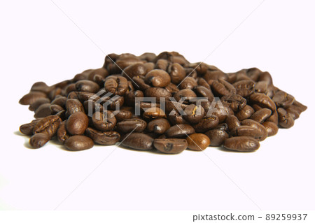 A bunch of coffee beans in close-up. roasted coffee beans on a light background 89259937