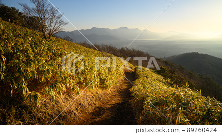 (Yamanashi Prefecture) Sunrise and mountain range seen from Ryugadake (Yamanashi Prefecture) Sunrise and mountain range seen from Ryugadake 89260424