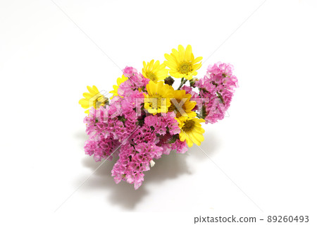 Bouquet of statice and chrysanthemum 89260493