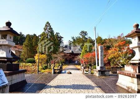 Ohoji Temple in autumn leaves (Niigata Prefecture) 89261097