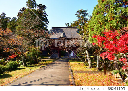 Ohoji Temple in autumn leaves (Niigata Prefecture) 89261105