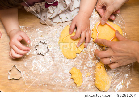 Family making sweets 89261207