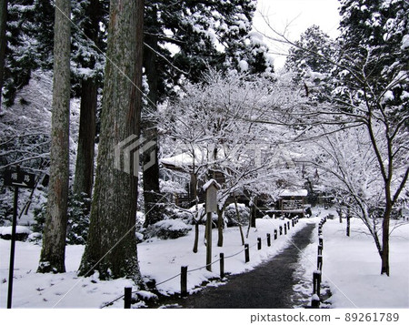 京都大原三善院雪景 89261789