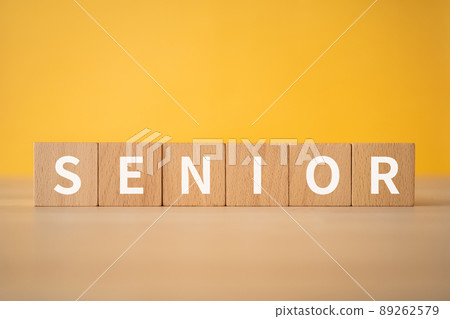 老年人形象 | 上面寫著“SENIOR”的積木 老年人形象 | 上面寫著“SENIOR”的積木 89262579