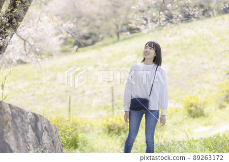一個女人在公園散步 89263172
