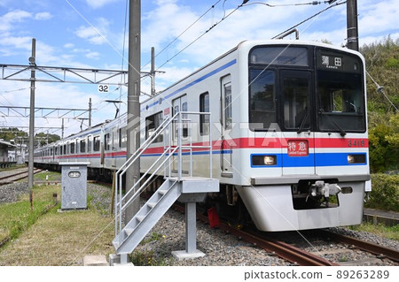 京成電鐵 3400 系列開往蒲田,在車站停靠 京成電鐵 3400 系列開往蒲田,在車站停靠 89263289