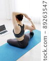 在家做在線瑜伽的年輕女子 89263547
