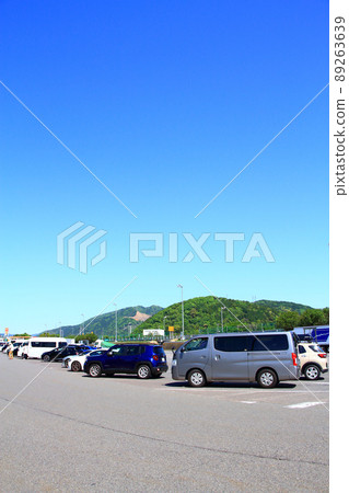服務區的風景擠滿了許多汽車 89263639