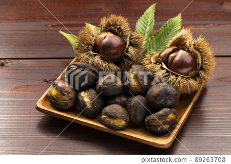 烤栗子盛在漏勺中 89263708