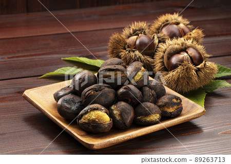 烤栗子盛在漏勺中 89263713