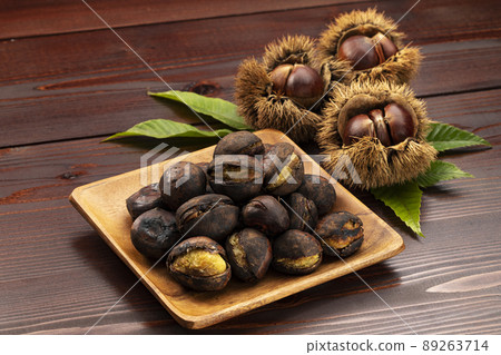 烤栗子盛在漏勺中 89263714