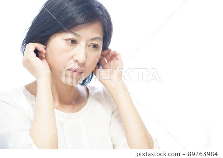 耳朵不舒服的中年婦女 耳朵不舒服的中年婦女 89263984