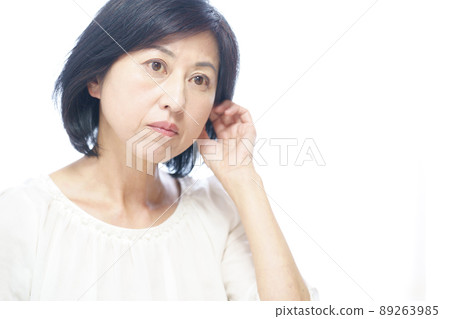 耳朵不舒服的中年婦女 耳朵不舒服的中年婦女 89263985