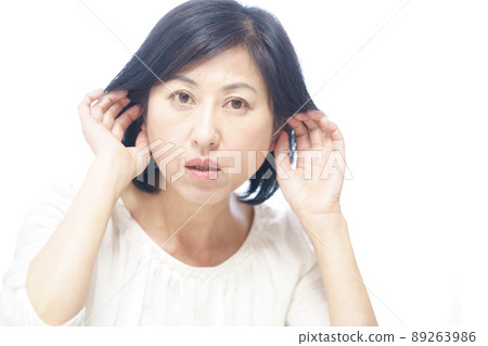 耳朵不舒服的中年婦女 耳朵不舒服的中年婦女 89263986