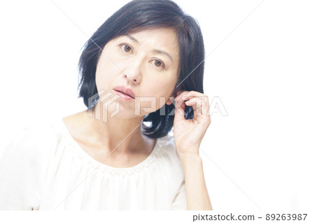 耳朵不舒服的中年婦女 耳朵不舒服的中年婦女 89263987