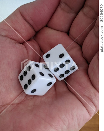 26246 手持骰子為背景素材 26246 手持骰子為背景素材 89264070
