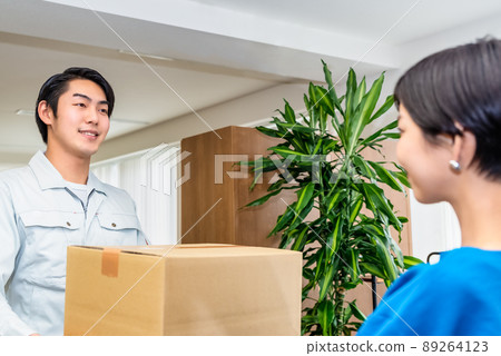 Business woman receiving parcels 89264123