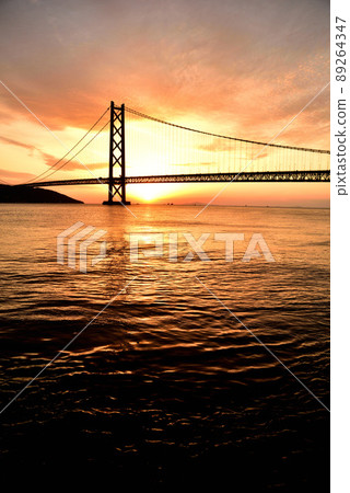 從神戶市垂海區舞子公園看明石海峽大橋的夜景 / 89264347