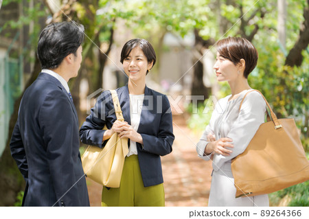 Working people outdoors 89264366