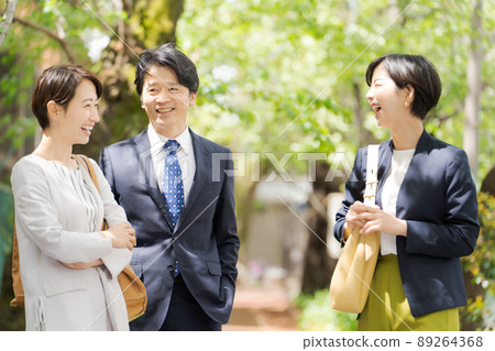 戶外工作的人 89264368