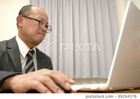 PC and middle-aged man 89264376