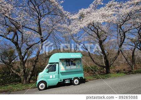 櫻花下的流動售賣車 89265088