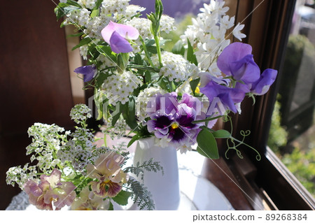 Decorate the flowers in the garden on the windowsill 89268384