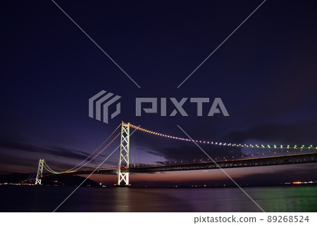 Evening view of Akashi Kaikyo Bridge from Maiko Park, Tarumi-ku, Kobe / Evening view of Akashi Kaikyo Bridge from Maiko Park, Tarumi-ku, Kobe / 89268524