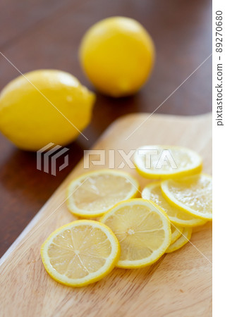 Lemon Fresh sliced lemon 89270680