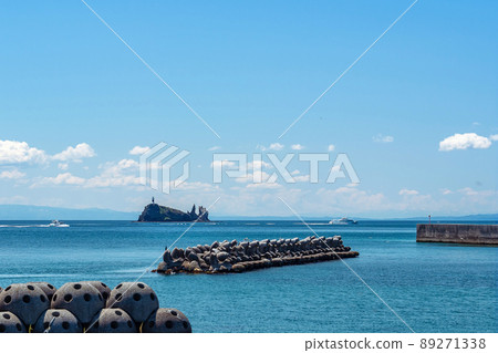 [Wakinosawa, Shimokita Peninsula, Aomori Prefecture] An uninhabited island similar to a sea bream in Mutsu Bay, Aomori Prefecture is called Tai Island. 89271338