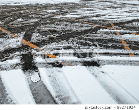 confusion in parking lots after snow covers lines where cars go everywhere confusion in parking lots after snow covers lines where cars go everywhere 89271924