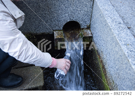 <Shimane Prefecture> Fukujusen Water fetching place 100 selected of Shimane's famous waters Women who draw water 89272542