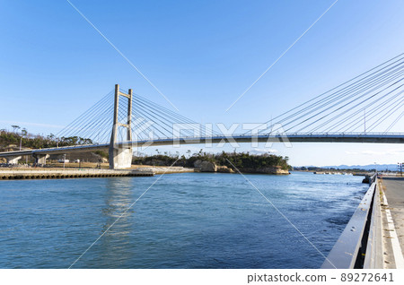 藍天與氣仙沼灣過橋 藍天與氣仙沼灣過橋 89272641