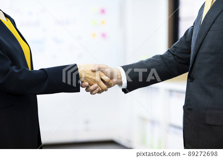 商務談判結束,握手成功,合作夥伴 商務談判結束,握手成功,合作夥伴 89272698