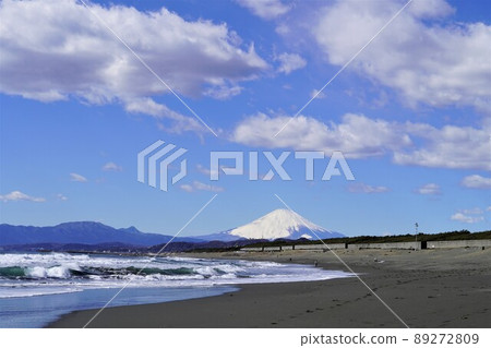 茅崎西浜海岸,雪中的富士山 茅崎西浜海岸,雪中的富士山 89272809