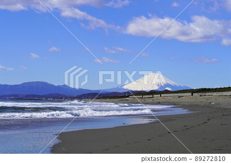 茅崎西浜海岸,雪中的富士山 茅崎西浜海岸,雪中的富士山 89272810