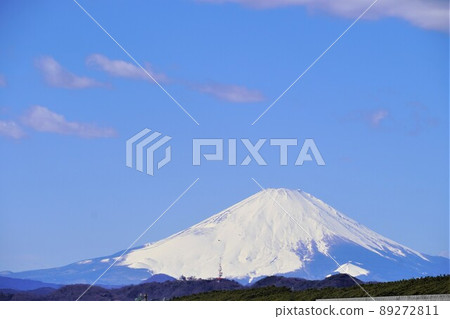 從茅崎西濱海岸看到的雪中的富士山 從茅崎西濱海岸看到的雪中的富士山 89272811
