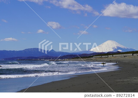 茅崎西浜海岸,雪中的富士山 茅崎西浜海岸,雪中的富士山 89272814